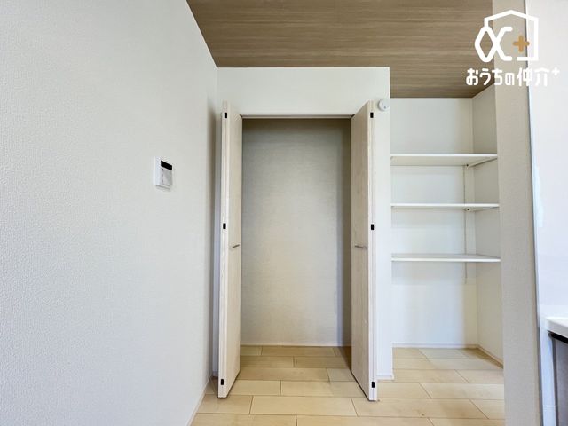 ���[ �L�b�`���ɂ���p���g���[�̗l�q�B�������[�I�Ŏ��[���镨�ɍ��킹�č������ς����X�y�[�X�𖳑ʂȂ��g���܂��B