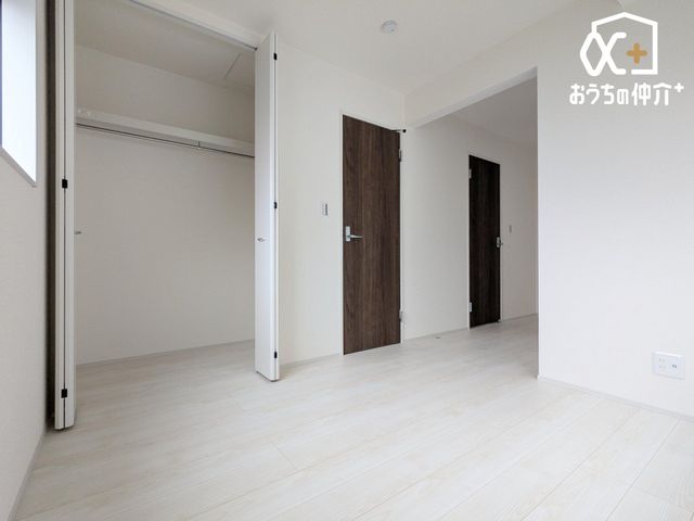�q������ �Ɨ����������������؂ɂ���4.5���̗m���́A���q�l�̕׋�������q�������ɂ҂�����B