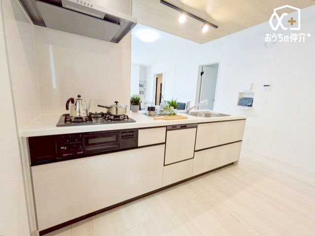 �L�b�`�� �`Kitchen�`�����g���L�b�`�������炱���A�H���̏������y�������ԂɁA�Z�������ł��X���[�Y�ɖ��ʂȂ���Ƃł���A���������ȒP�ɂł���ȂǁA�������y��������L�b�`���X�y�[�X�Ɏd�グ�܂����B