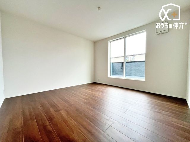 �Q�� 8���̃o���R�j�[�ɖʂ�����Ƃ肠��Q���́A�_�炩�Ȍ��ɕ�܂ꂽ�����̋�ԁB�x�b�h����[�Ƌ���������z�u�ł��A������Â��ɐS�n�悭�߂����܂��B