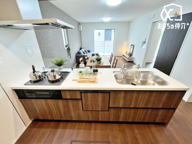 �L�b�`�� �`�E�`Kitchen�`�E�`�@�Ƒ��Ɖ�b���y���߂�L�b�`���ł��B�������΂ɂ��邩��A��b�����R�Ƃ͂��݂܂��B�܂��A���r���O�̗l�q���킩��̂ň��S���č�ƂɏW���ł��܂��ˁB