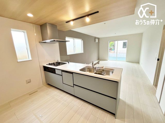 �L�b�`�� �`�E�`Kitchen�`�E�`�@�Ƒ��Ɖ�b���y���߂�L�b�`���ł��B�������΂ɂ��邩��A��b�����R�Ƃ͂��݂܂��B�܂��A���r���O�̗l�q���킩��̂ň��S���č�ƂɏW���ł��܂��ˁB
