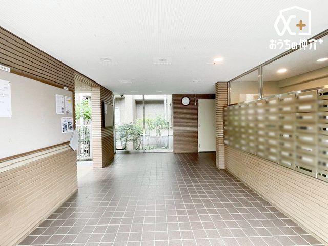 ���̑� �W���|�X�g�̗l�q�ł��B����̏ꍇ�ł����S���ĉו��̂��󂯎�肪�\�ȑ�z�{�b�N�X�ƁA�Y��Ɏ��������ꂽ�W���|�X�g