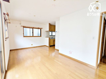���r���O ���Ƒ������R�ƏW�܂�14.2�����r���O�̗l�q�ł��B ���C�ɓ���̃\�t�@�[��e�[�u����u���Ă��C�ɓ���̋�ԂɁB
