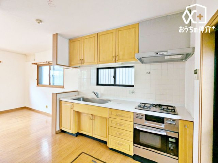 �L�b�`�� ��ƂɏW���ł���Ǖt���L�b�`���B�܂��A�ڂ̑O�ɕǂ����邱�Ƃɂ���ĉ���̔�юU��Ȃǂ��C�ɂ����ɍ�Ƃ��ł���Ƃ��������b�g������܂��B