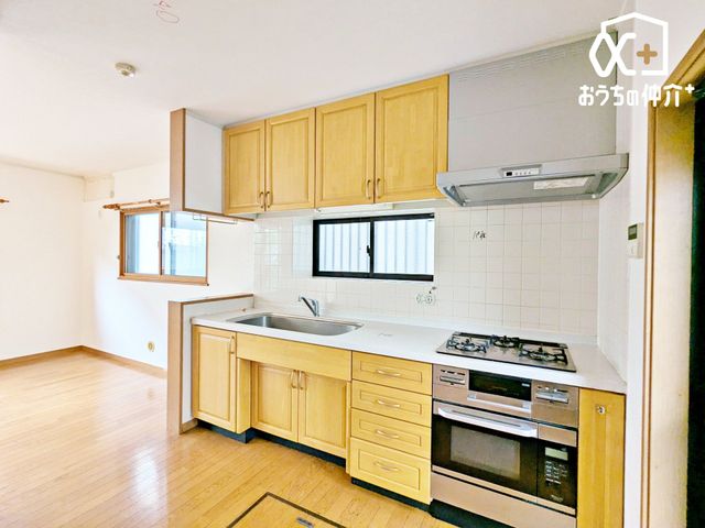 �L�b�`�� ��ƂɏW���ł���Ǖt���L�b�`���B�܂��A�ڂ̑O�ɕǂ����邱�Ƃɂ���ĉ���̔�юU��Ȃǂ��C�ɂ����ɍ�Ƃ��ł���Ƃ��������b�g������܂��B