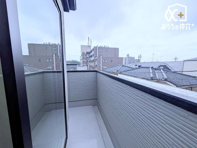 �o���R�j�[ ������̖��邳�����͂̃o���R�j�[�B����ꂽ�X�y�[�X�ł��A�S�n�悳�Ǝ��p������������m�ہB