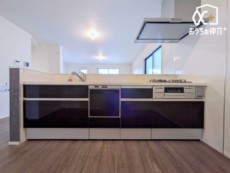 �L�b�`�� �L�b�`���ƃ_�C�j���O�𕪂��A�H��◿���̎󂯓n�������₷���Ζʎ��B���������Ȃ���Ƒ��ƃR�~���j�P�[�V���������܂��B���C�ɓ���̎G�݂�A���őf�G�ȃJ�t�F�̂悤�ȋ�ԉ��o���y���߂܂��B