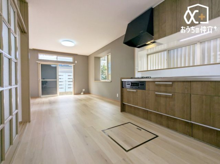 ���r���O 11�����r���O�̗l�q�ł��B�Ƒ������R�ƏW�܂��Ԃ̃��r���O�́A�o���R�j�[������g�����z�˂����������ރ��r���O�ł��B
