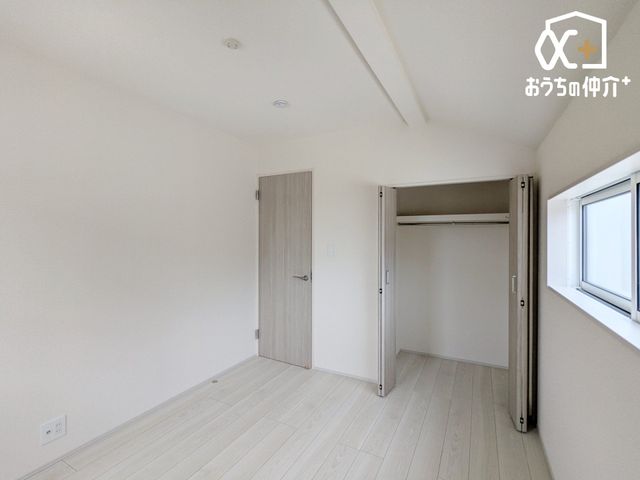 �Q�� �g���ȗz�˂����������ރN���[�[�b�g�t���̐Q���̗l�q�ł��B���[�͂��L�x�ȃN���[�[�b�g���t���Ă���Q���́A���X�̕�炵������w�L���Ȃ��̂֕ς��Ă���܂��B