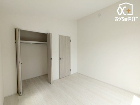 �q������ �q�������ɃI�X�X����6.12���m���̗l�q�B��e�ʂ̃N���[�[�b�g���t���Ă��邽�߁A���q�l�̕׋�����E�ߗށE�Q����֗��Ɏ��[�\�ł��B