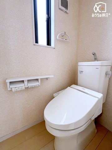 �g�C�� �`Toilet�`2�K�g�C���̗l�q�ł��B1�K��2�K�ɂ��ꂼ�ꂲ�����܂��̂ŁA���̎��ԑтɂ����ݍ������ƂȂ����K�ɂ��g�����������܂��B