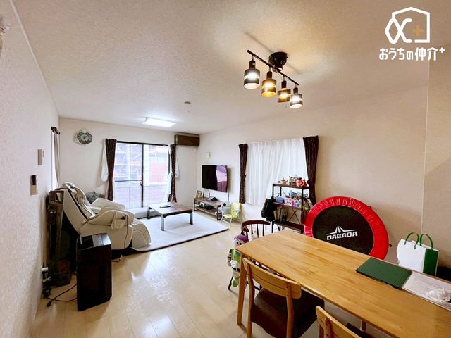 ���r���O �`Living�`�������������͋C��LDK�B�̂�т肭�낮�\�t�@��A���H�����y���ރ_�C�j���O�Z�b�g��u���Ă��������͂���܂���B