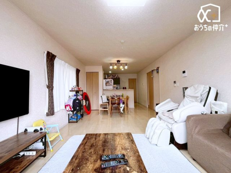 ���r���O �`Living�`�Ƌ�z�u�̎��R�x�������A�\�t�@�E�_�C�j���O�̃��C�A�E�g�ɏ_�����B���q���܂����̗��z�̂��Z�܂��������邱�Ƃ̏o�����Ԃł��B