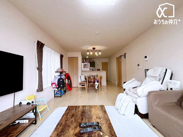 ���r���O �`Living�`�Ƌ�z�u�̎��R�x�������A�\�t�@�E�_�C�j���O�̃��C�A�E�g�ɏ_�����B���q���܂����̗��z�̂��Z�܂��������邱�Ƃ̏o�����Ԃł��B