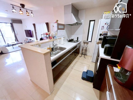 �L�b�`�� �`Kitchen�`�����g���L�b�`�������炱���A�H���̏������y�������ԂɁA�Z�������ł��X���[�Y�ɖ��ʂȂ���Ƃł���A���������ȒP�ɂł���ȂǁA�������y��������L�b�`���X�y�[�X�Ɏd�グ�܂����B