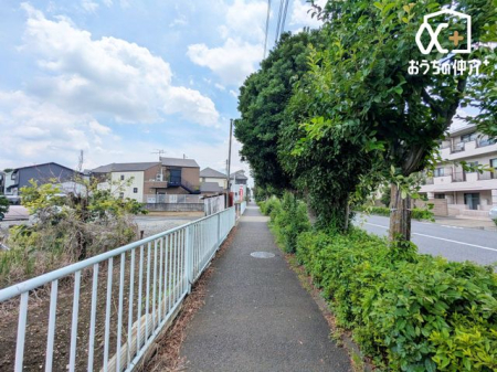 ���n�y�n�ʐ^ ������悤�Ȑ��w�i�ɁA���X�ƘȂޓ@��́A���z�̉��b�𑶕��Ɏ󂯂�B�L�т₩�ŊJ���I�Ȓ��]�ƁA�����Ղ�ƍ~�蒍���z���ɁA�����ɏZ�܂��ґ�������Ǝ������Ē����܂�