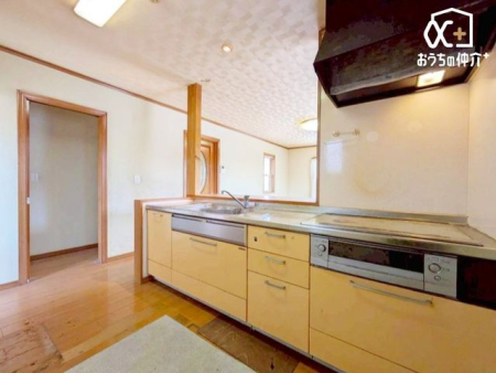 �L�b�`�� �`Kitchen�`�J�E���^�[�L�b�`���@���l�ڐ��̂�������ԁB�J�E���^�[�L�b�`���B�Ǝ������Ȃ�������q�l����ڂ𗣂��Ȃ��B���͂���l�l�ƒk�΂���B�J�E���^�[�L�b�`�������炱���\�ȓ���ł��B