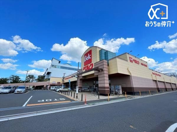 ���ӊ� �x���N������X �k��8���B�i�����L�x�ȃX�[�p�[�}�[�P�b�g�ł������܂��B�ߗׂ̕��X�ł���������Ă���܂��B���ԏ���L���ł��B 640m