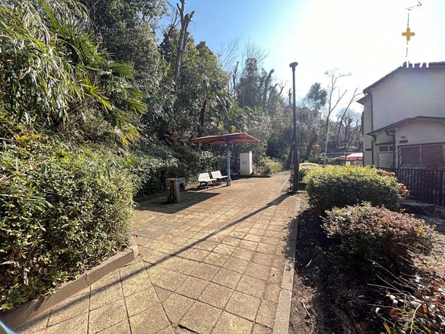 ���ӊ� �ŉz���� �k��16���B����������݂��ّ�w����k����12���̏ꏊ�Ɉʒu���A�����ɂ͎G�ؗт��c���Ă���A�n�C�L���O�C�������킦�܂��B 1240m