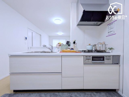 �L�b�`�� �L�b�`���ƃ_�C�j���O�𕪂��A�H��◿���̎󂯓n�������₷���Ζʎ��B���������Ȃ���Ƒ��ƃR�~���j�P�[�V���������܂��B���C�ɓ���̎G�݂�A���őf�G�ȃJ�t�F�̂悤�ȋ�ԉ��o���y���߂܂��B