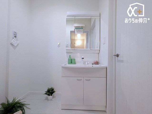���ʑ�E���ʏ� �������̂�����ʏ��́A�V���v���ł���Ȃ���@�\�I�ȃf�U�C���������B�L�߂̃X�y�[�X�Ǝ��[���[�����Ă���A�����̐g�x�x�₨����ꂪ�X���[�Y�ɍs���܂��B