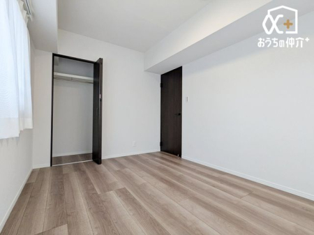 �q������ �q�������ɃI�X�X���Ȗ�6.0���m���̗l�q�B�N���[�[�b�g���t���Ă��邽�߁A���q�l�̕׋�����E�ߗށE�Q����֗��Ɏ��[�\�ł��B