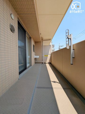 �o���R�j�[ �����󕨂��J���b�Ɗ����A�z������ǍD�ȓ�����o���R�j�[ �B11.91m2�̂�Ƃ肠��L�������� �A���z�c�������̂ɂ��\���ȃX�y�[�X�B�ڂ̑O�ɍL���閾�邢�����A�����̕�炵�Ɍ��C������܂��B