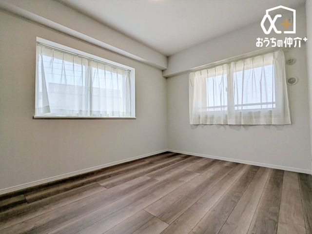 �Q�� �g���ȗz�˂����������ރN���[�[�b�g�t���̐Q���̗l�q�ł��B���[�͂��L�x�ȃN���[�[�b�g���t���Ă���Q���́A���X�̕�炵������w�L���Ȃ��̂֕ς��Ă���܂��B