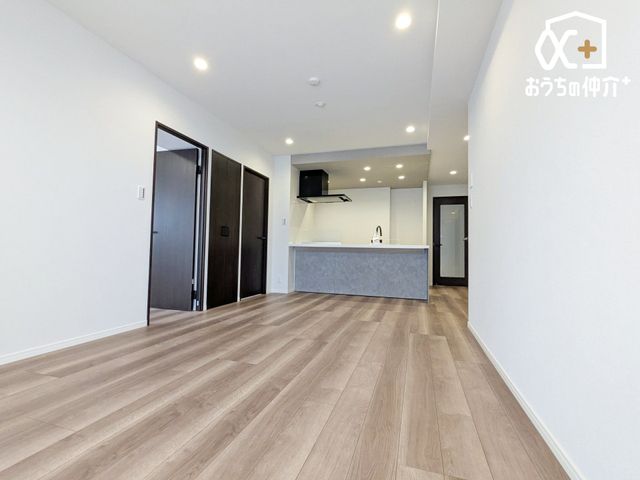 ���r���O �z������ǍD�ȓ�����o���R�j�[�ɖʂ����A��12.9���̐S�n�悢���r���O �B�V�݂��ꂽ���g�[���D������������g�߂܂� �B�ׂ̗m���̔����J����΁A����ɊJ���I�ȑ��ԂƂ��Ă����g�����������܂��B