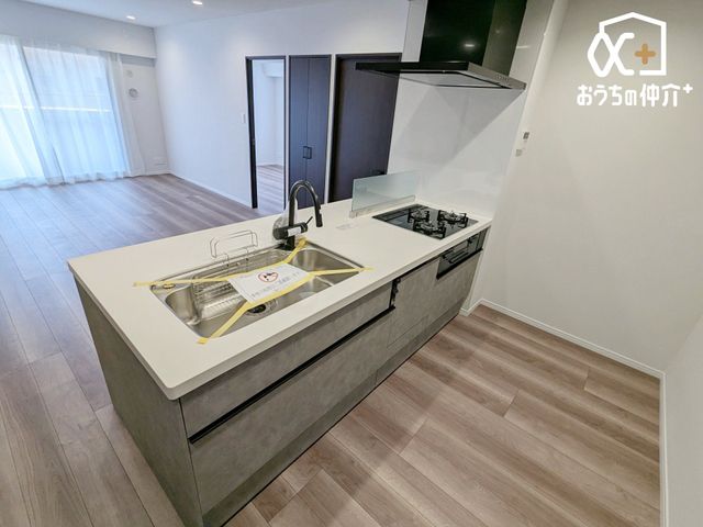 �L�b�`�� ���r���O�ɂ���Ƒ��Ɖ�b���e�ޑΖʎ��L�b�`�� �B��Еt�����y�ɂȂ�H��@�ɉ����A�����݂����̏�ŕ��ӏ����ł���f�B�X�|�[�U�[�t���ŁA�L�b�`�������ł��q���I���Y��ɕۂĂ܂� �B