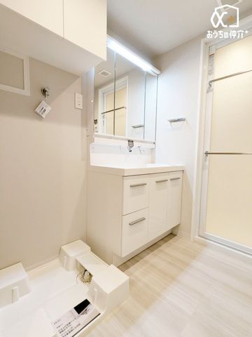 ���ʑ�E���ʏ� �������̂�����ʏ��́A�V���v���ł���Ȃ���@�\�I�ȃf�U�C���������B�L�߂̃X�y�[�X�Ǝ��[���[�����Ă���A�����̐g�x�x�₨����ꂪ�X���[�Y�ɍs���܂��B