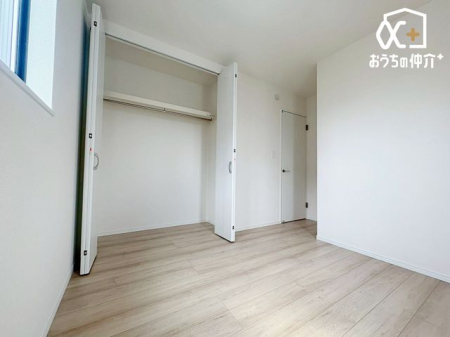 �q������ ���m��5���q�������Ƃ��Ă��\���ȍL�������邨�����ł��B�Ƒ��X�̈��炬�̋�Ԃ��m�ۂł��A�v���C�x�[�g�ȃx�b�h���[���͕�炷���̊����ő���グ�������̂ł��B