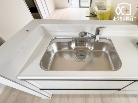 �L�b�`�� �������̂���s�J�s�J�̃X�e�����X�V���N�͍L���č�Ƃ��₷�����B�V���v���Ȑ������D��ۂŁA�����̐􂢕������K�ɂȂ肻���B���|���ȒP�����ŁA�Ǝ��̌������オ��A�L�b�`���ɗ����Ԃ����S�n�悭�Ȃ�܂��ˁB