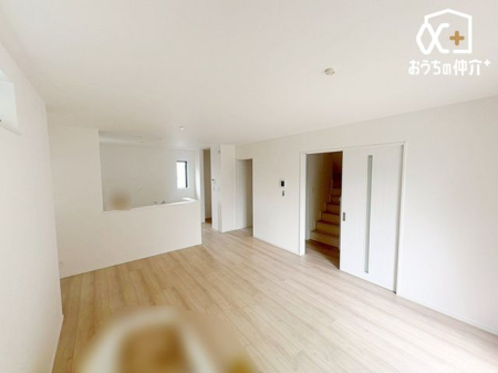 ���r���O �P�W���r���O�̗l�q�ł��B�Ƒ������R�ƏW�܂��Ԃ̃��r���O�͓삩��̒g�����z�˂����������ރ��r���O�ł��B