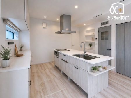 �L�b�`�� �`Kitchen�`�Ƌ��CG�C���[�W�ł��B�����g���L�b�`�������炱���A�H�Z�������ł��X���[�Y�ɖ��ʂȂ���Ƃł���A���������ȒP�ɂł���ȂǁA�������y��������L�b�`���X�y�[�X�Ɏd�グ�܂����B