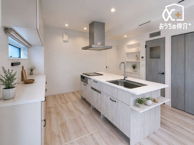 �L�b�`�� �`Kitchen�`�Ƌ��CG�C���[�W�ł��B�����g���L�b�`�������炱���A�H�Z�������ł��X���[�Y�ɖ��ʂȂ���Ƃł���A���������ȒP�ɂł���ȂǁA�������y��������L�b�`���X�y�[�X�Ɏd�グ�܂����B