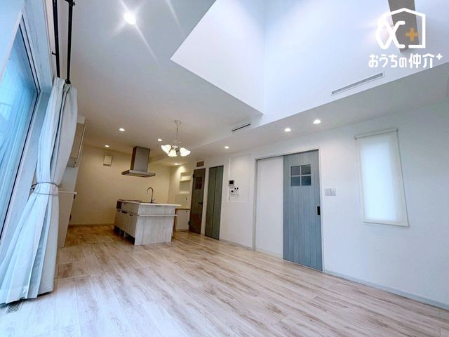 ���r���O �`Living�`�J���I�ōL�����r���O�B�̂т̂тƂ��낰�郊�r���O�́A�Ƒ��̃R�~���j�P�[�V�����̏�Ƃ��āA�݂�Ȃ��W�܂��Ԃ̏ꏊ�ɁB