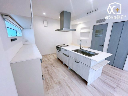 �L�b�`�� �`Kitchen�`�����g���L�b�`�������炱���A�H���̏������y�������ԂɁA�Z�������ł��X���[�Y�ɖ��ʂȂ���Ƃł���A���������ȒP�ɂł���ȂǁA�������y��������L�b�`���X�y�[�X�Ɏd�グ�܂����B