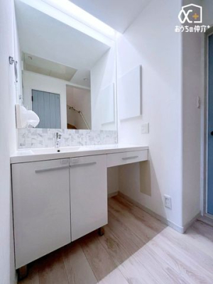 ���ʑ�E���ʏ� �`Wash room�`���̍Q�����������ԑтł��]�T�������Ďx�x�ł���L���p�E�_�[���[���B���������[���L�x�Ȃ̂Ō����ڂ��X�b�L���Ɛ������ڂł��܂��B