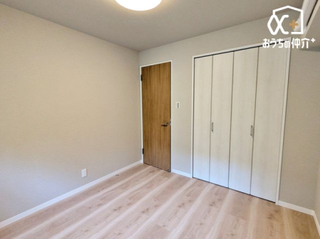 �q������ �q�������ɃI�X�X����4.7���m���̗l�q�B��e�ʂ̃N���[�[�b�g���t���Ă��邽�߁A���q�l�̕׋�����E�ߗށE�Q����֗��Ɏ��[�\�ł��B