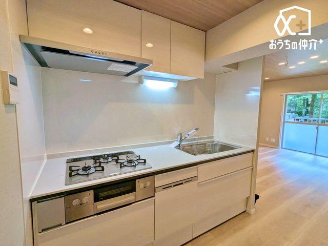 �L�b�`�� ��ƂɏW���ł���Ǖt���L�b�`���B�܂��A�ڂ̑O�ɕǂ����邱�Ƃɂ���ĉ���̔�юU��Ȃǂ��C�ɂ����ɍ�Ƃ��ł���Ƃ��������b�g������܂��B