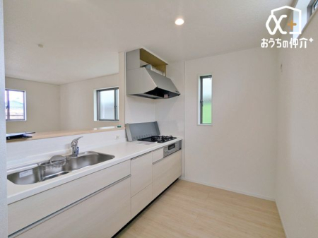 �L�b�`�� �������Ȃ��炲�Ƒ��̂��炪�����L�b�`���ł��B�����������q�l�̗l�q���킩��̂ŁA���S���Ă������Ɏ��g��ł��������܂��B�������΂ɂ��邩���b�����R�ƒe�݂܂��B