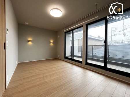 �Q�� ��������Ɩ����Q���B���͏_�炩�Ȍ��ɕ�܂�āA�S�n�悢����̎n�܂���}��������炬��ԁB