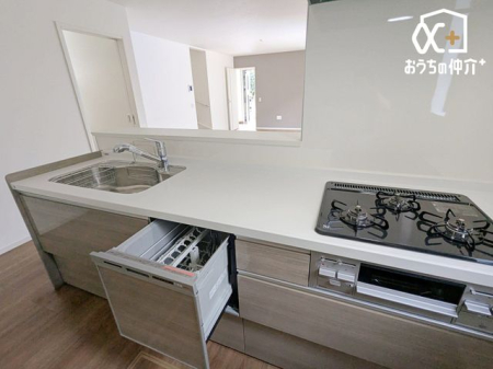 �L�b�`�� ��^�̗①�ɂ�A���[��u���Ă��������g����L�b�`���ɂȂ��Ă���܂��B�����͂��q�l�ƈꏏ�ɂ������̂����Ԃ����L���邱�Ƃ��\�ł��B�L�X�L�b�`���͉Ƃ̒��S�I�Ƒ��̉�b�������ƒe�݂܂��ˁI
