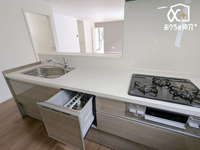 �L�b�`�� ��^�̗①�ɂ�A���[��u���Ă��������g����L�b�`���ɂȂ��Ă���܂��B�����͂��q�l�ƈꏏ�ɂ������̂����Ԃ����L���邱�Ƃ��\�ł��B�L�X�L�b�`���͉Ƃ̒��S�I�Ƒ��̉�b�������ƒe�݂܂��ˁI