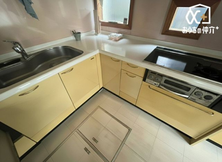 �L�b�`�� ��ƂɏW���ł���Ǖt���L�b�`���B�܂��A�ڂ̑O�ɕǂ����邱�Ƃɂ���ĉ���̔�юU��Ȃǂ��C�ɂ����ɍ�Ƃ��ł���Ƃ��������b�g������܂��B