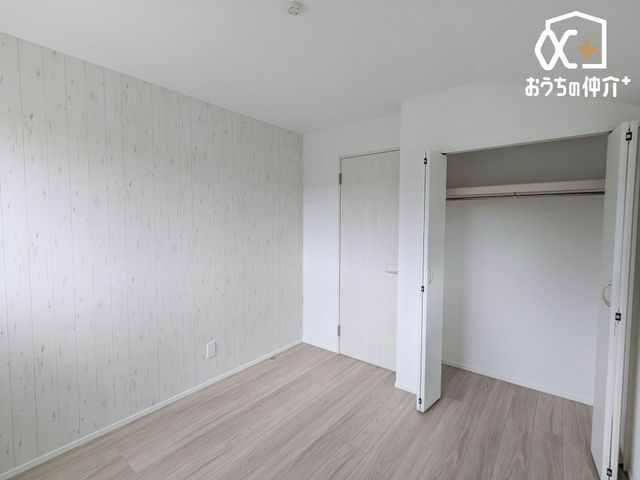 ���̑� �S�����ɑ傫�ȃN���[�[�b�g���̗p����Ă��܂���