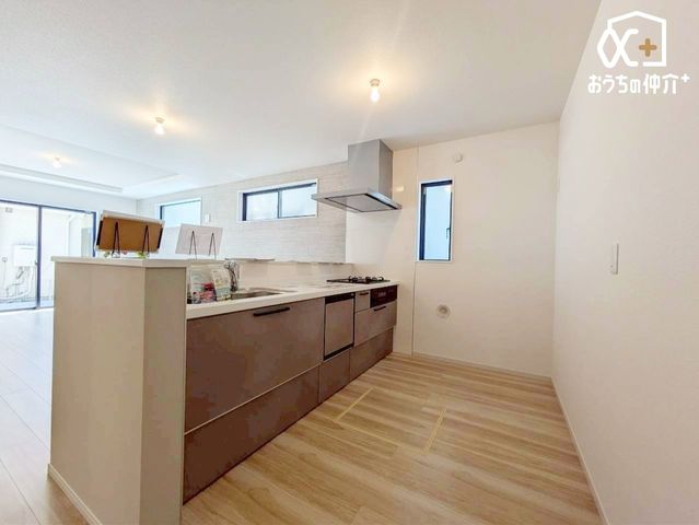 �L�b�`�� �`Kitchen�`�����g���L�b�`�������炱���A�H���̏������y�������ԂɁA�Z�������ł��X���[�Y�ɖ��ʂȂ���Ƃł���A���������ȒP�ɂł���ȂǁA�������y��������L�b�`���X�y�[�X�Ɏd�グ�܂����B