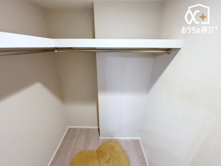 ���[ �E�H�[�N�C���N���[�[�b�g�̗l�q�ł��B���[�ɂ͐Q��E�ߗށE��̕�����L�x�Ɏ��[�\�ł��I